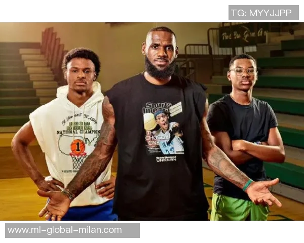 布莱斯分享詹姆斯全家福感恩瞬间幸福洋溢温馨家庭时光